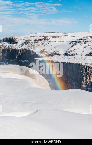 Jökulsárgljúfur Schlucht, Klippen, Regenbogen am Wasserfall Dettifoss im Winter, North Island, Island Stockfoto