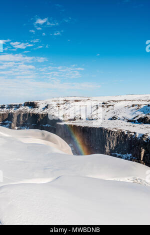 Jökulsárgljúfur Schlucht, Klippen, Regenbogen am Wasserfall Dettifoss im Winter, North Island, Island Stockfoto