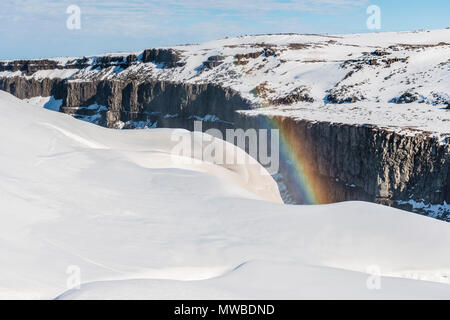 Jökulsárgljúfur Schlucht, Klippen, Regenbogen am Wasserfall Dettifoss im Winter, North Island, Island Stockfoto