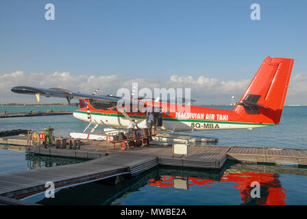 Blick auf den Malediven seaplaned der Maldivian Air Taxi Fluggesellschaft aus Männlichen, Ansicht von Maldivian Air Taxi Sea Otter Wasserflugzeug auf den Malediven, Indischer Ozean. Stockfoto