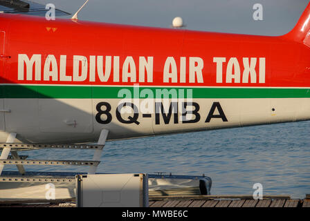 Blick auf den Malediven seaplaned der Maldivian Air Taxi Fluggesellschaft aus Männlichen, Ansicht von Maldivian Air Taxi Sea Otter Wasserflugzeug auf den Malediven, Indischer Ozean. Stockfoto