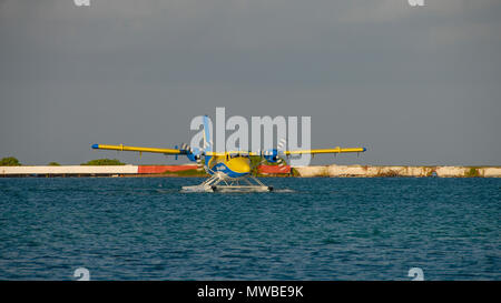 Blick auf den Malediven seaplaned der Maldivian Air Taxi Fluggesellschaft aus Männlichen, Ansicht von Maldivian Air Taxi Sea Otter Wasserflugzeug auf den Malediven, Indischer Ozean. Stockfoto