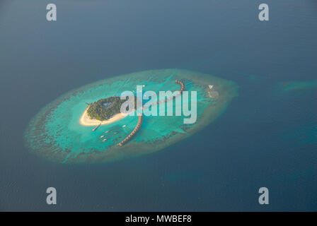 Blick auf den Malediven seaplaned der Maldivian Air Taxi Fluggesellschaft aus Männlichen, Antenne zerstreuten Blick auf Inseln und Atollen der Malediven, Indischer Ozean. Stockfoto