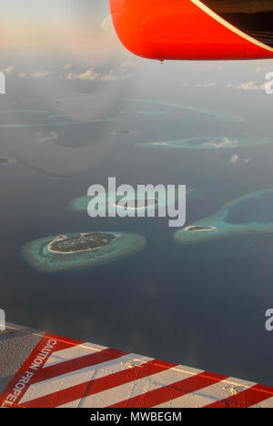 Blick auf den Malediven seaplaned der Maldivian Air Taxi Fluggesellschaft aus Männlichen, Antenne zerstreuten Blick auf Inseln und Atollen der Malediven, Indischer Ozean. Stockfoto