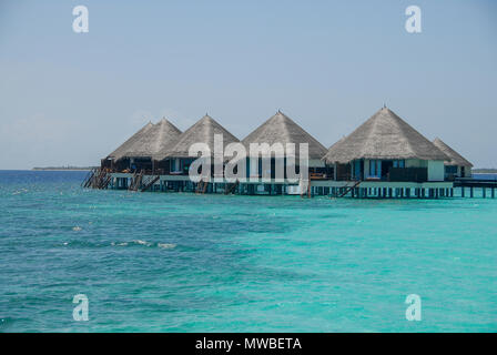 Blick auf den Malediven seaplaned der Maldivian Air Taxi Fluggesellschaft aus Männlichen, Blick auf die Landungsbrücken, Piers und Hütten auf Meedhapparu Island Resort, Malediven, In Stockfoto