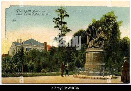 . Englisch: Gauß-Weber-Denkmal in Göttingen. Die schöne Chemischen Institut wurde in  1970 gezogen. ca. 1900. Unbekannt 235 Gauss-Weber-Denkmal, 01. Stockfoto