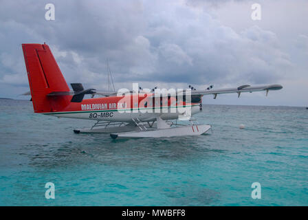 Blick auf den Malediven seaplaned der Maldivian Air Taxi Fluggesellschaft aus Männlichen, Ansicht von Maldivian Air Taxi Sea Otter Wasserflugzeug auf den Malediven, Indischer Ozean. Stockfoto