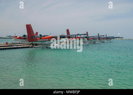 Blick auf den Malediven seaplaned der Maldivian Air Taxi Fluggesellschaft aus Männlichen, Ansicht von Maldivian Air Taxi Sea Otter Wasserflugzeug auf den Malediven, Indischer Ozean. Stockfoto