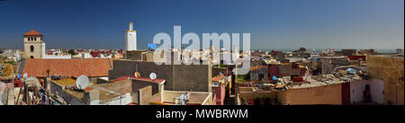 Fotografisches Panorama vom Dach der Stadt El Jadida, helle Wände von Gebäuden, Fenstern, Seil mit gewaschenen Wäsche, alte Müll, gegen die blauen Stockfoto