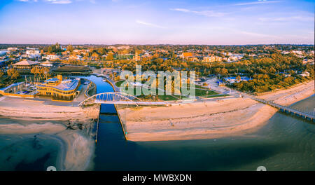 Antenne Panorama von Frankston waterfront bei Sonnenuntergang. Cowes Yacht Club und Fußgängerbrücke über Kananook Creek. Stockfoto