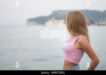 Portrait von unkenntlich junge blonde Frau am Berg durch das Meer Stockfoto