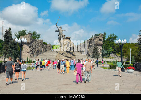 Russland, Wolgograd, 17. Mai 2018. Touristen auf Gedenkstätte Mamayev Kurgan Stockfoto