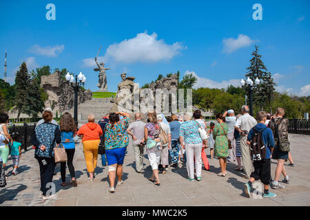 Russland, Wolgograd, 17. Mai 2018. Touristen auf Gedenkstätte Mamayev Kurgan Stockfoto