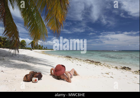 Liegende Frau an einem tropischen Strand Stockfoto