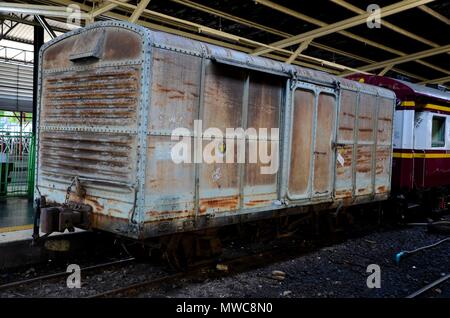 Alte verwitterte Thai rail Boxcar und Beifahrer Waggon am Bahnhof Plattform Hua Lamphong Bangkok Thailand geparkt Stockfoto
