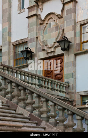 Architektonisches Detail auf den Stufen vor der Universität von Guanajuato, Guanajuato, Mexiko Stockfoto