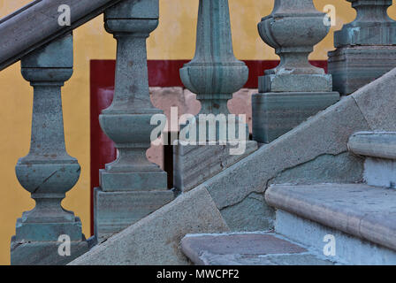 Architektonisches Detail auf den Stufen vor der Universität von Guanajuato, Guanajuato, Mexiko Stockfoto