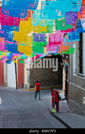 Papier ausschnitt Fahnen schmücken die Straßen während der OSTERWOCHE - Guanajuato, Mexiko Stockfoto