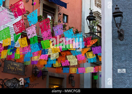 Papier ausschnitt Fahnen schmücken die Straßen während der OSTERWOCHE - Guanajuato, Mexiko Stockfoto