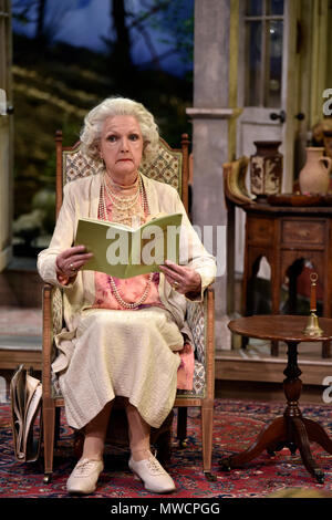 Penelope Keith (spielen Frau St Maugham) in Enid Bagnold des Chalk Garten, Chichester Festival Theatre, Chichester, Sussex, UK. Mittwoch, 30. Mai 2018 Stockfoto