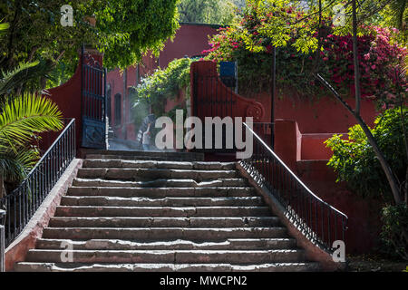 Treppen und Tor im PARQUE JUAREZ - San Miguel de Allende, Mexiko Stockfoto