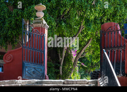 Treppen und Tor im PARQUE JUAREZ - San Miguel de Allende, Mexiko Stockfoto
