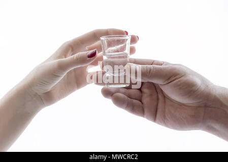 Männer und Frauen hand Gläser Alkohol Stockfoto