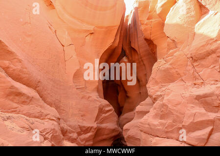 Sandstein Eingang zum Antelope Canyon Page Arizona erwartet Sie die Farbe und die Sonnenstrahlen, die die Natur in der Wüste zu bieten hat zu offenbaren Stockfoto