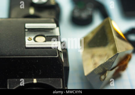 Teile sind vollständig demontiert alten retro Film SLR Kamera auf Millimeterpapier, close-up Stockfoto
