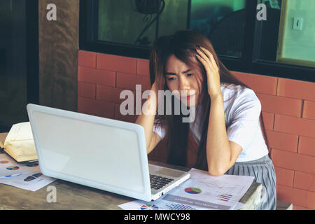 Asien Mädchen mit Laptop emotion edgy oder besetzt ist oder Angst wegen Arbeit oder Ausbildung. Stockfoto