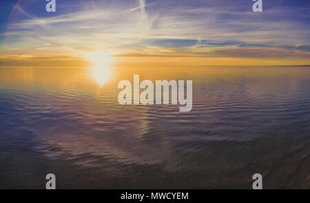 Schöne Antenne Panorama der Sonne über Meer Stockfoto