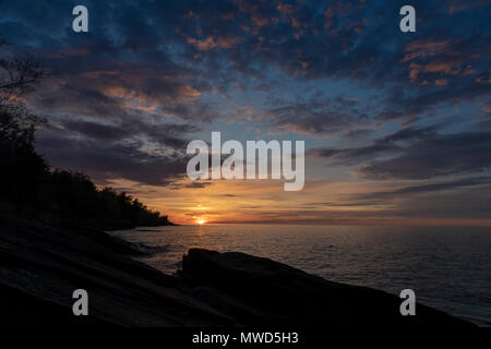 Ontonagon, Michigan - Sonnenuntergang über Lake Superior in Porcupine Mountains Wilderness State Park. Stockfoto