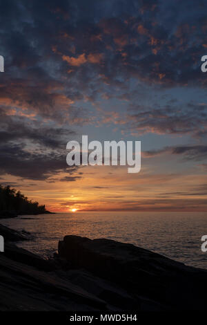 Ontonagon, Michigan - Sonnenuntergang über Lake Superior in Porcupine Mountains Wilderness State Park. Stockfoto