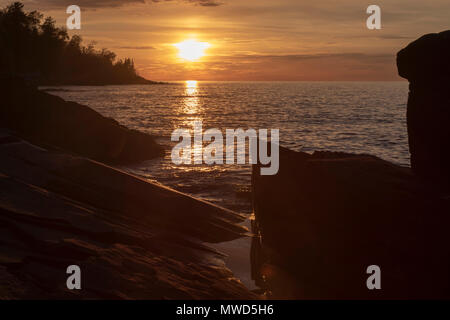 Ontonagon, Michigan - Sonnenuntergang über Lake Superior in Porcupine Mountains Wilderness State Park. Stockfoto