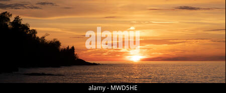 Ontonagon, Michigan - Sonnenuntergang über Lake Superior in Porcupine Mountains Wilderness State Park. Stockfoto