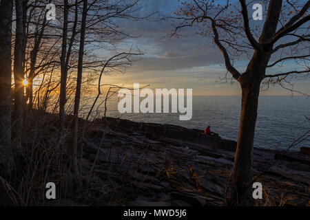 Ontonagon, Michigan - Sonnenuntergang über Lake Superior in Porcupine Mountains Wilderness State Park. Stockfoto