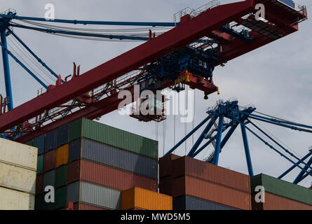 Schiffe, die in den Kanal. Andere Perspektive und Schiffstypen. Passagier- und Containerschiffe. Stockfoto