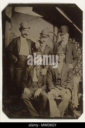 . Englisch: Fünf Mitglieder des Wild Bunch unbekannter Künstler Datum: Ca. 1892 Medium: Tintype Abmessungen: Bild: 8,4 x 6,2 cm (3 5/16 x 2 7/16 in.) Klassifizierung: Fotografien Kreditlinie: Gilman Sammlung, Geschenk der Howard Gilman Foundation, 2005 Beitritt Anzahl: 2005.100.111 Dieses Kunstwerk wird nicht auf dem Display Beschreibung Die Wilden war die größte und Berüchtigtste Bande von Gesetzlosen in den amerikanischen Westen. Durch zwei bewaffnete Banditen besser durch ihre Aliasnamen genannt, führte, Butch Cassidy (Robert LeRoy Parker) und Kid Curry (Harvey Logan), The Wild Bunch war ein informelles Vertrauen der Diebe und Rustlers tha Stockfoto