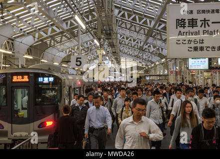 Osaka, Japan - 31. Mai 2018: Passagiere Stream vom Zug aus Hineno Tennoji Station an der JR Stockfoto