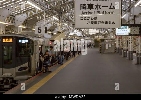 Osaka, Japan - 31. Mai 2018: Passagiere erhalten aus dem Zug aus Hineno Tennoji Station an der JR Stockfoto