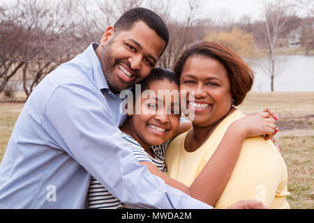 Glückliche afroamerikanische Familie lächelnd außerhalb Stockfoto