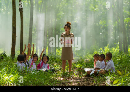 Sakonnakhon, Thailand - 30. Juli 2016: Schöne Lehrer in Uniform unterrichten ihre Schülerinnen und Schüler im Freien Klasse im Wald öffentlichen Park in Sakonnakhon, Thailand Stockfoto