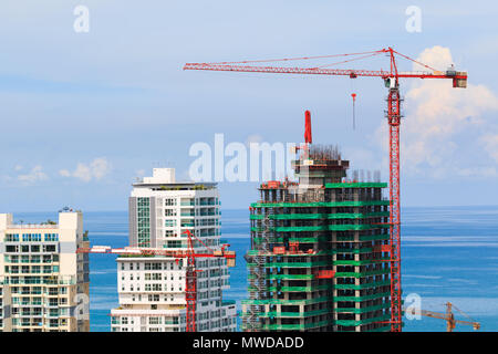 PATTAYA - AUGUST 23: Die neue Baustelle und Wolkenkratzer in misty Day am 23. August 2014 in Pattaya, Thailand. Pa ttaya Stadt ist berühmt über Meer spor Stockfoto