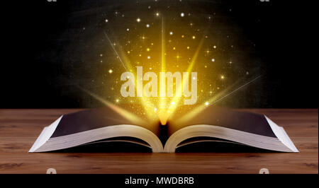 Gelbe Leuchten und Funkeln aus einem offenen Buch Stockfoto