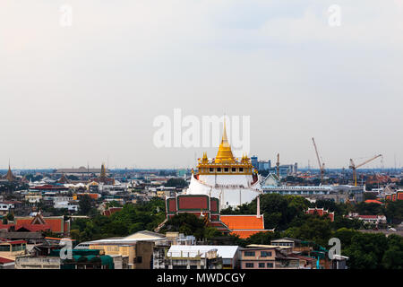 BANGKOK, THAILAND - 14. November: Der goldene Berg (Wat Sraket Rajavaravihara) am 14. November 2014, Bangkok, Thailand. Stockfoto