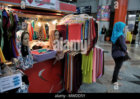 Kleine shop von hijabs (islamische Schleier) in Kuala Lumpur, Malaysia Stockfoto