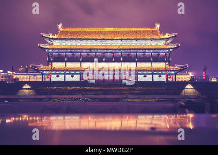 Xian Stadtmauer und antiken Turm bei Nacht, Farbe getonte Bild, China. Stockfoto