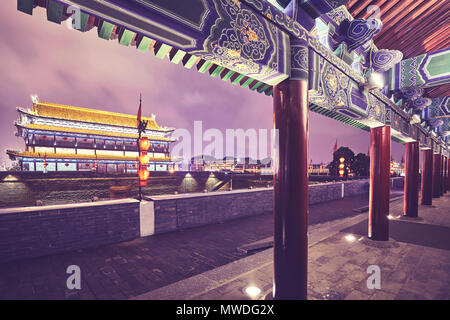 Xian Stadtmauer und antiken Turm bei Nacht, Farbe getonte Bild, China. Stockfoto