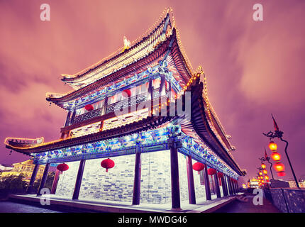 Xian Stadtmauer alte Gebäude bei Nacht, Farbe getonte Bild, China. Stockfoto