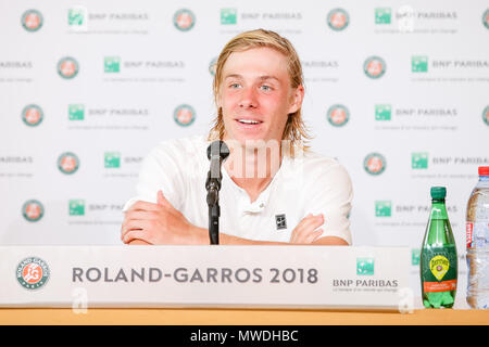 Paris, Frankreich. 31. Mai, 2018. Denis Shapovalov (CAN) Tennis: Denis Shapovalov von Kanada während der Pressekonferenz nach dem Herren Einzel Zweite Runde der French Open Tennis Turnier am Roland Garros in Paris, Frankreich. Quelle: LBA/Alamy leben Nachrichten Stockfoto